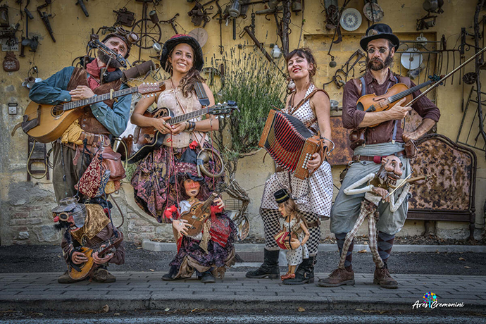 Orchestra de stradă a păpușilor Street Puppet Band