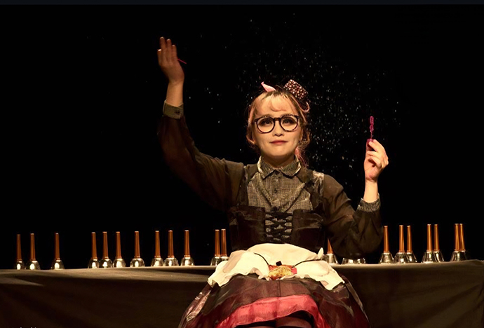 Teatru cu clopoței pantomimă, comedie fizică și interacțiune cu publicul