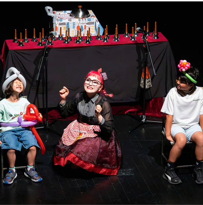Teatru cu clopoței pantomimă, comedie fizică și interacțiune cu publicul