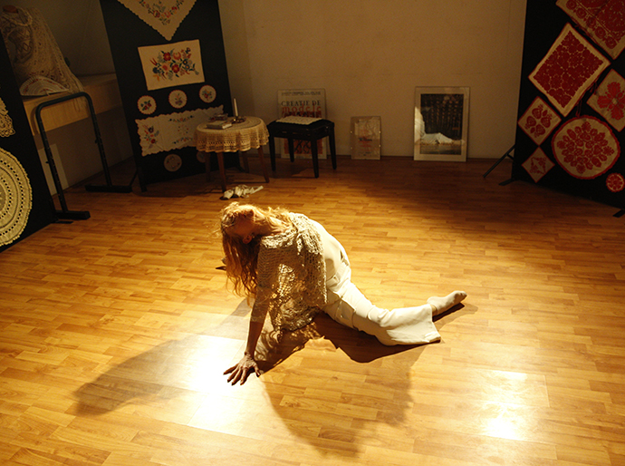 Dans și dantelă Expoziție performativă de tip multisenzorial