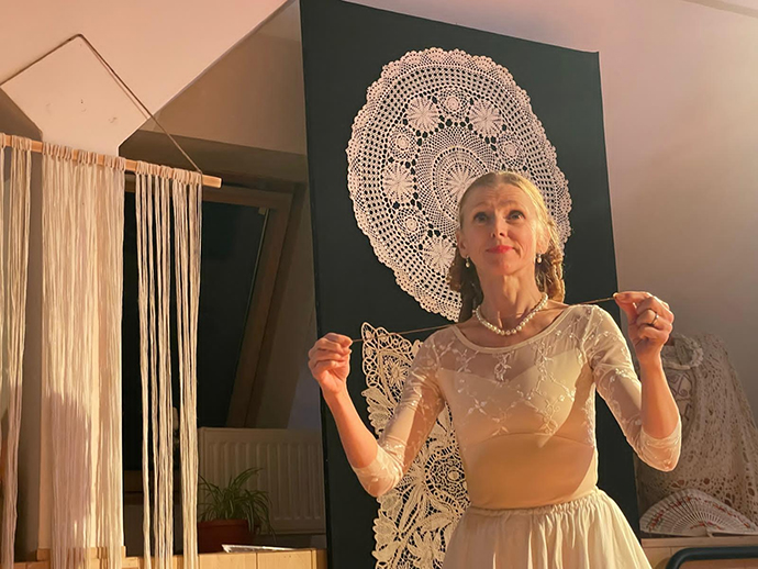 Dans și dantelă Expoziție performativă de tip multisenzorial